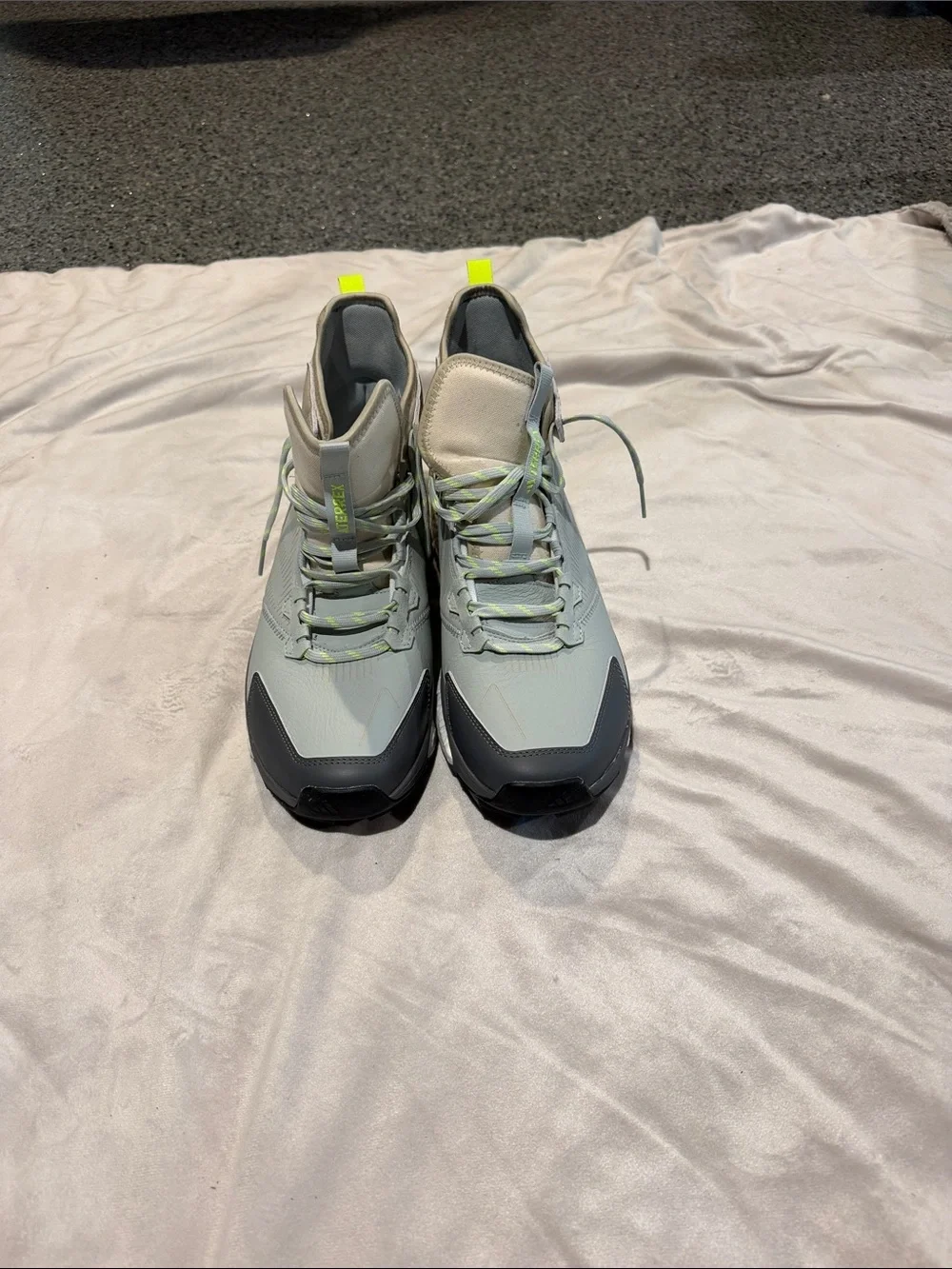 Men's Light Gray Athletic Sneakers with Neon Yellow Accents